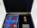 une boîte contenant une cravate et un tire-bouchon
