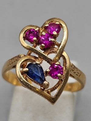 une image représentant une bague en or ornée de deux cœurs et de deux saphirs