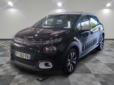 la citrole est garée sur un sol en damier dans le garage