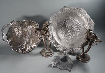 une assiette en argent posée à côté d'une autre assiette en argent sur une table