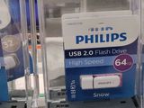de nombreuses clés USB Philips exposées dans un magasin