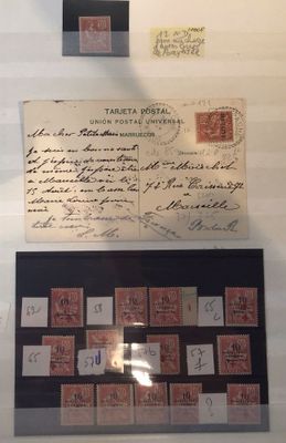 une photo d'un mur recouvert de nombreux timbres