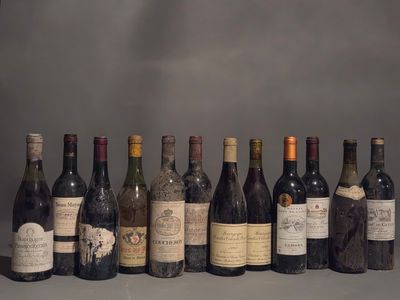 plusieurs bouteilles de vin sont alignées sur une table