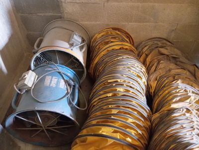 un caisson contenant tout un tas de conduits et un ventilateur