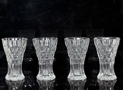 Réunion de quatre verres à liqueur en cristal taillé.