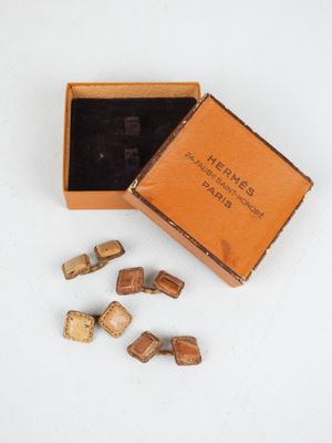 une petite boîte contenant plusieurs morceaux de bois
