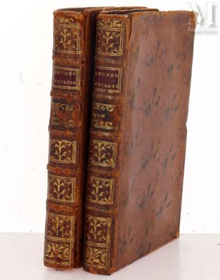 une vieille paire de livres posée sur une table blanche