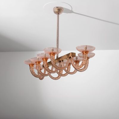 une image représentant un lustre suspendu au plafond d'une pièce