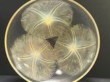 une plaque de verre sur laquelle est représentée une horloge, posée sur une table