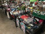 un grand nombre d'articles dans le magasin, sur les rayons