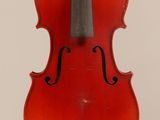 un vieux violon dont l'archet pend du manche