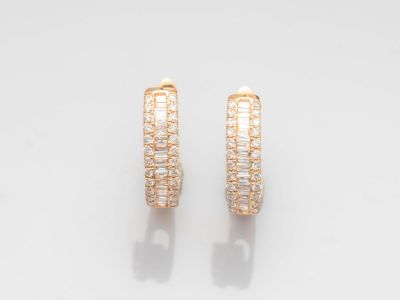 une paire de boucles d'oreilles en diamant