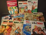beaucoup de livres pour enfants qui se trouvent sur la table