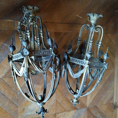 deux lustres posés sur un parquet