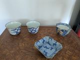 quatre tasses et un bol sur la table