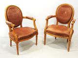 paire de chaises anciennes à accoudoirs rembourrés et à structure en bois