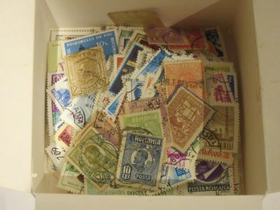 une boîte remplie de timbres-poste, elle-même placée à l'intérieur d'une autre boîte