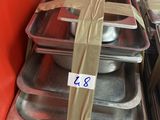 de nombreux plateaux de nourriture emballés dans du papier kraft