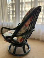Fauteuil à l'assise pivotante en rotin teinté bleu avec une … (photo 5)