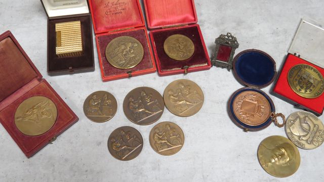 Lot de médailles en bronze dont 5 de J. Lagrange, 2 de Louis Bott...