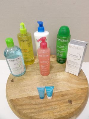 de nombreux types de produits de soin pour la peau présentés sur un plateau en bois