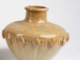 deux vases posés l'un à côté de l'autre sur une surface blanche