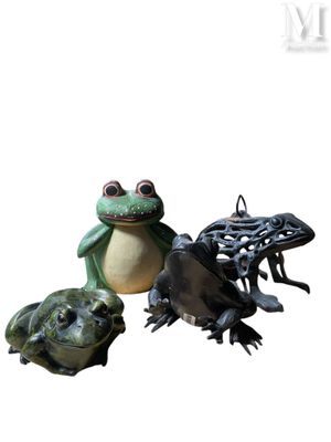 trois grenouilles et une grenouille sont assises les unes à côté des autres