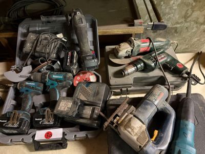 de nombreux outils électriques posés sur une table