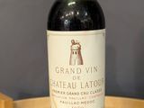 une bouteille de vin rouge posée sur une table en bois