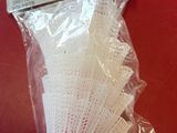 un paquet de volants de badminton posé sur une table