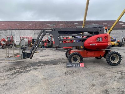 une grue rouge garée sur un parking