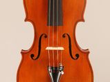 gros plan d'un violon avec un archet sur fond blanc