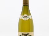 gros plan d'une bouteille de vin sur fond blanc