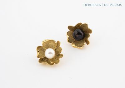 paire de boucles d'oreilles en forme de fleur, couleur or, ornées d'une perle au centre