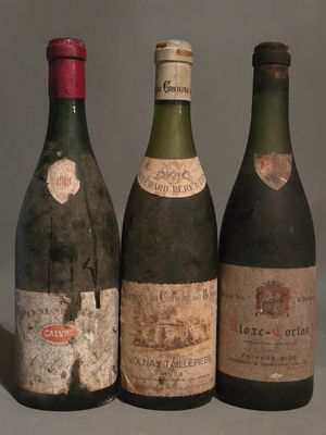 trois bouteilles de vin sont alignées sur une table