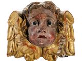 une image montrant un gros plan du visage d'une statue d'enfant