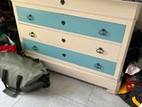 une commode bleue et blanche dans une pièce