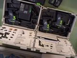 un réfrigérateur sur lequel sont posés tout un tas d'appareils électroniques