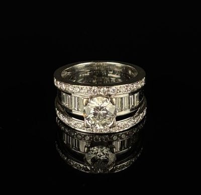 gros plan d'une bague en diamant sur une surface noire