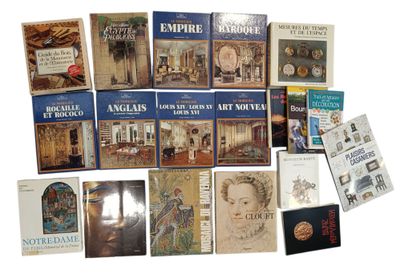 un grand nombre de livres posés sur une table