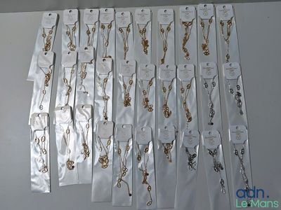 de nombreux types de colliers accrochés à un mur