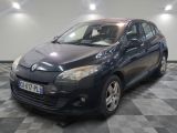 la photo d'une voiture garée dans un garage
