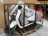 un scooter posé sur une palette dans un entrepôt