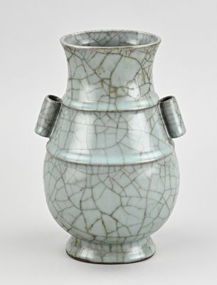 un vase blanc orné d'un motif craquelé