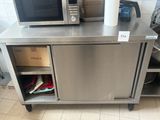 un micro-ondes et un four à micro-ondes posés sur un plan de travail de cuisine