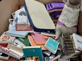 une boîte remplie de livres, avec une peluche à l'intérieur