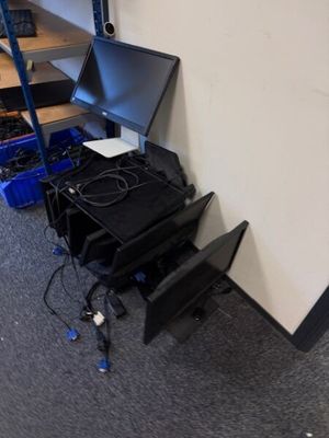 un bureau avec un ordinateur portable et un écran dans une pièce