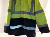 une veste jaune et noire suspendue à un cintre