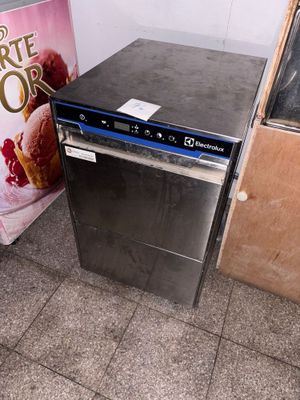 une photo représentant un lave-vaisselle et un réfrigérateur dans une cuisine