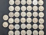 un gros plan sur un tas de pièces d'argent posées sur une surface noire